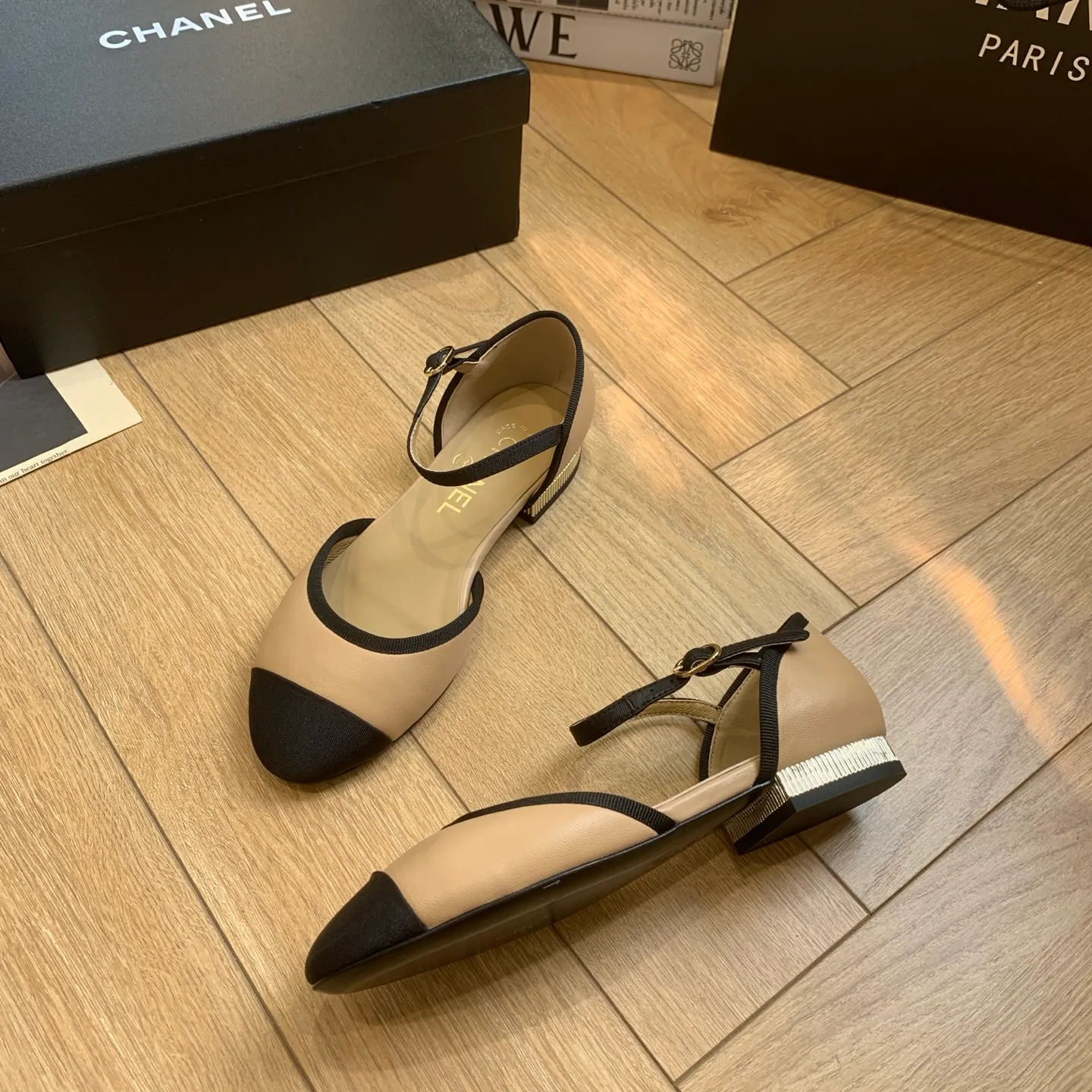 👟👟Ex-factory price 520👟👟 🍀Chanel Xiaoxiang 25ss early spring new model, diamond pattern, thick heel Mary Jane shoes, retro French elegance, full of high-end sense, diamond hollow Mary Jane sandals, a very popular pair of sandals recently! The exposed-leg design directly lengthens your legs! Very white fairy style. A complete interpretation of French romance! Soft and delicate, the foot feels 100% comfortable, beautiful and ultra-feminine at the same time, ▪Fabric: Made of original imported cowhide ▪Inner foot pad: sheepskin ▪Sole: Original customized Italian leather outsole ▪Size: 35-39 (40 41 custom-made, non-refundable) 👉